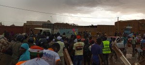 Au Niger, la population vide un camion qui transportait de l'eau aux soldats français