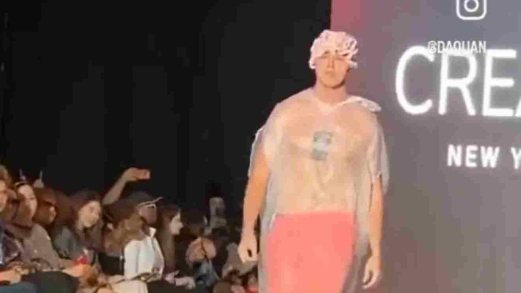 Fashion week de New York un intrui vêtu d'un sac-poubelle débarque