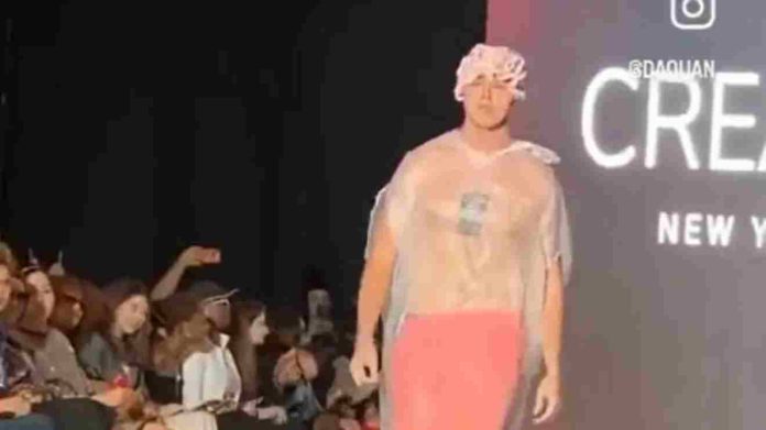 Fashion week de New York un intrui vêtu d'un sac-poubelle débarque