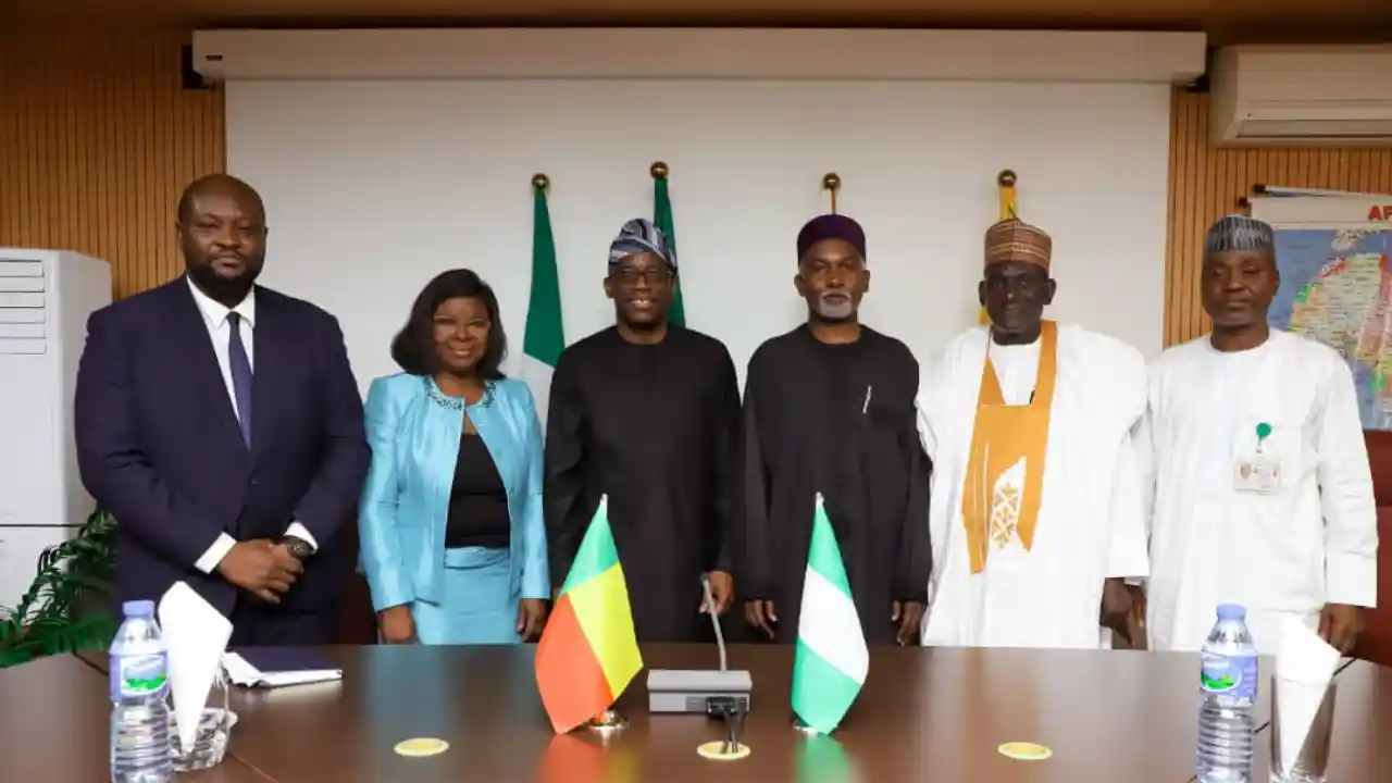 Diplomatie: Olushegun Adjadi Bakari chez son homologue nigérian Yusuf Maitama Tuggar