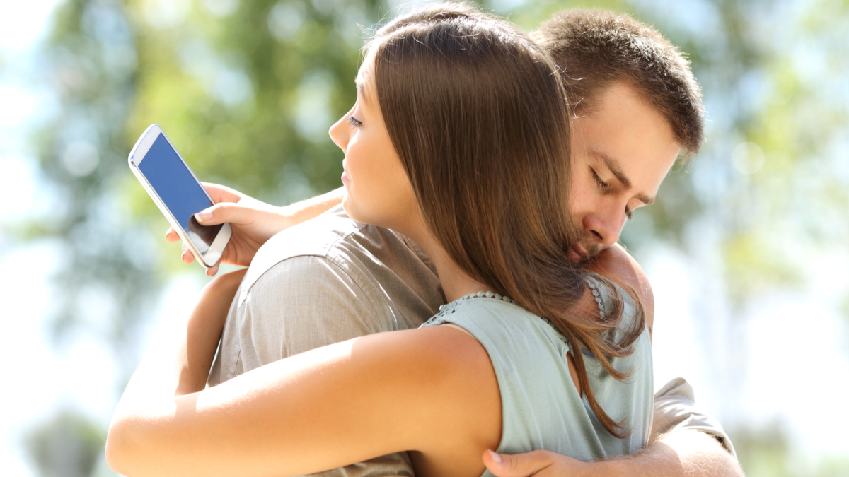 Illustration sur la micro-infidélité et ses impacts sur les relations.