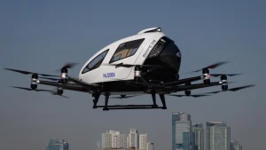 Le drone taxi EH216 créé par l'entreprise chinoise EHang lors d'un vol d'essai le 11 novembre 2020.
