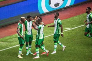 Des-joueurs-du-Nigéria-célèbrent-leur-but_