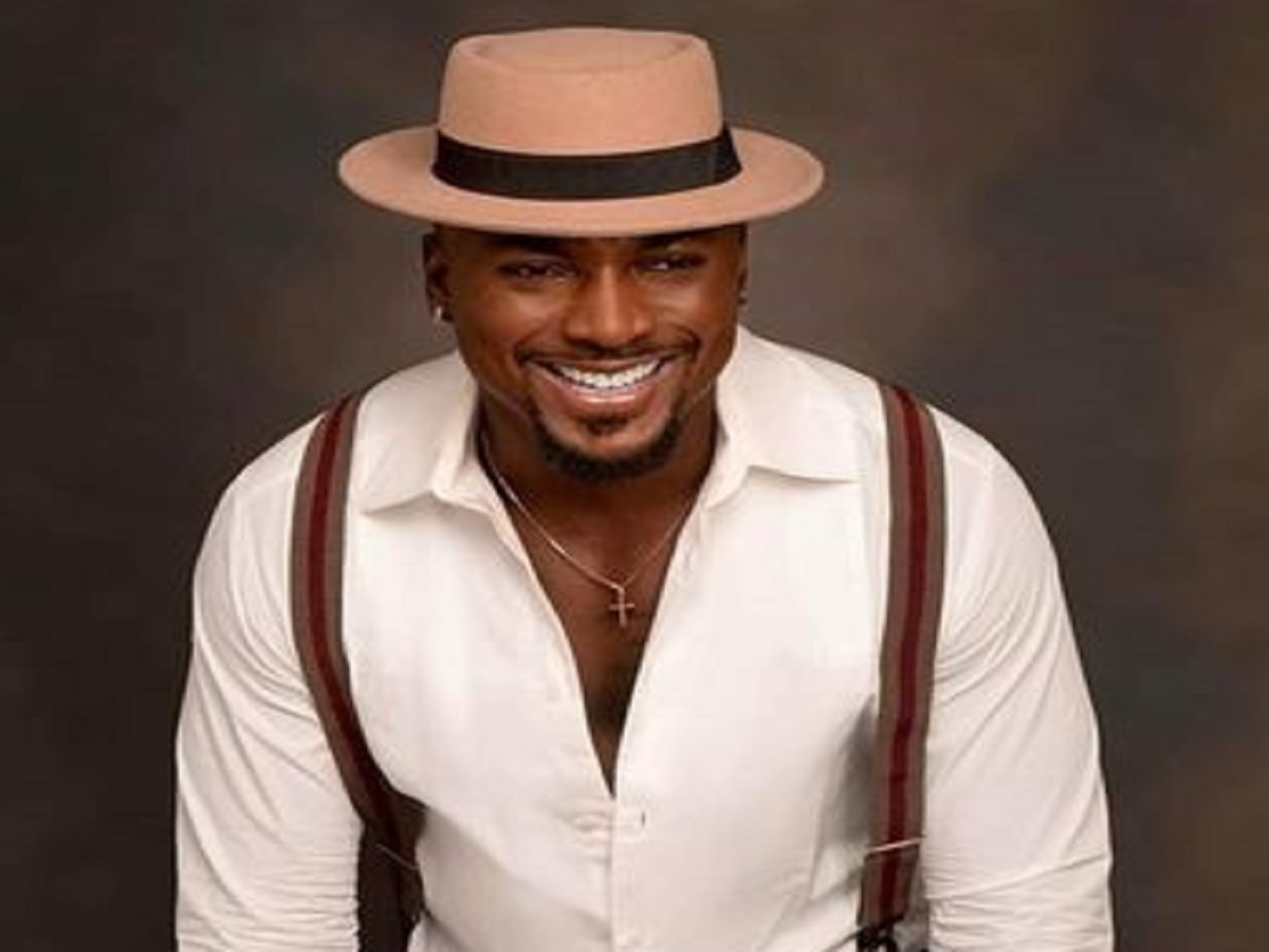 Lionell, chanteur, lors de l'événement Primud 2023, annonce son retrait de la compétition.