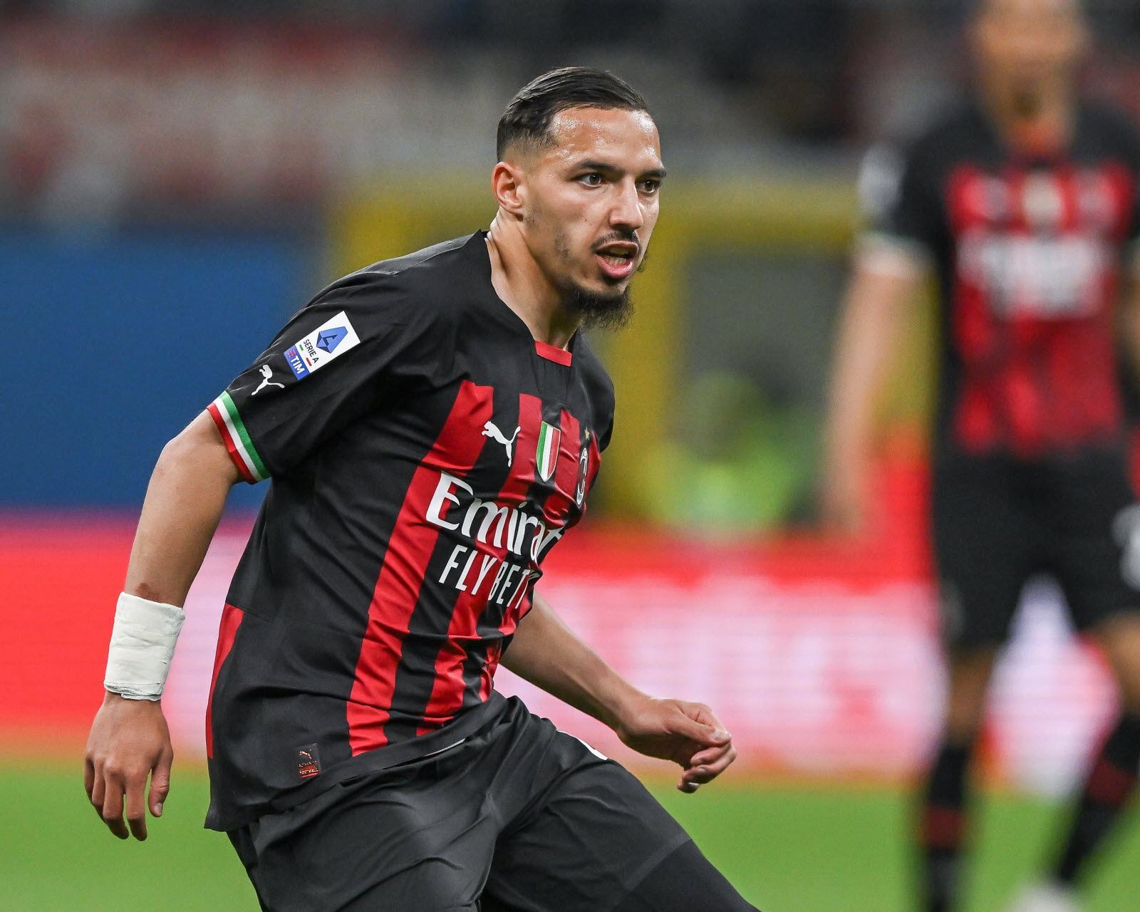 Ismaël Bennacer en action sur le terrain avec le maillot de l'AC Milan.