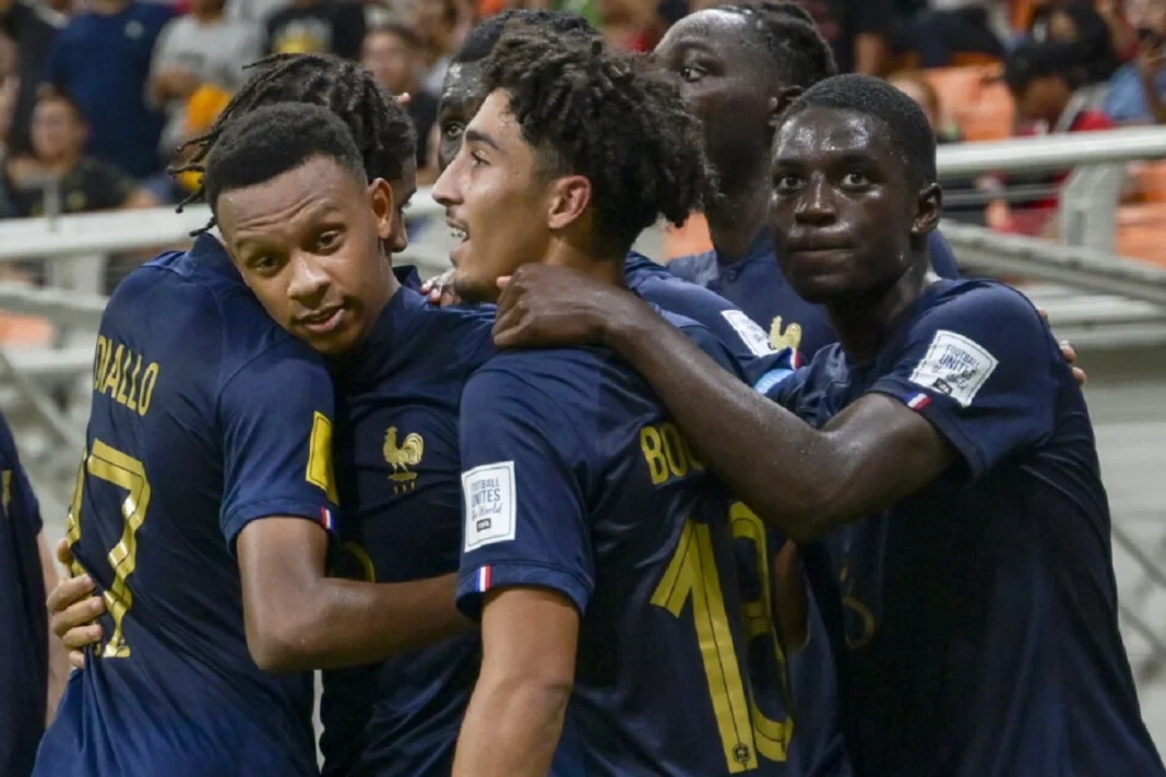 Des U17 français célèbrent leur but