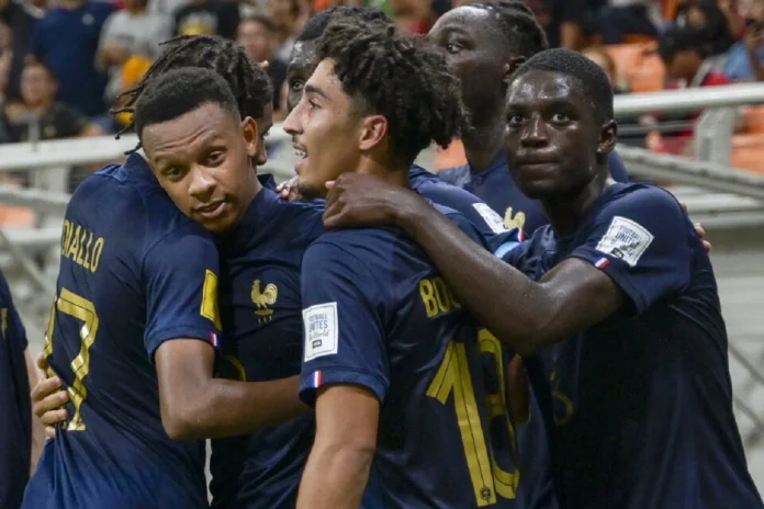 Des U17 français célèbrent leur but