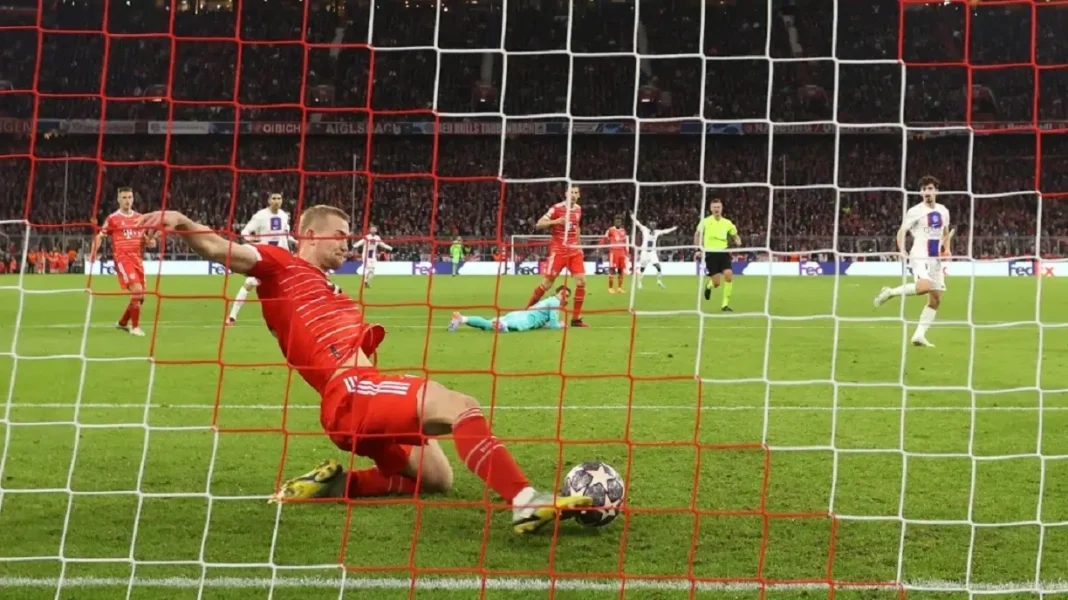 Mathis de Ligt, sauvant le ballon sur la ligne lors du huitiem de finale retour de la Ligue des champions entre le Bayern et le PSG