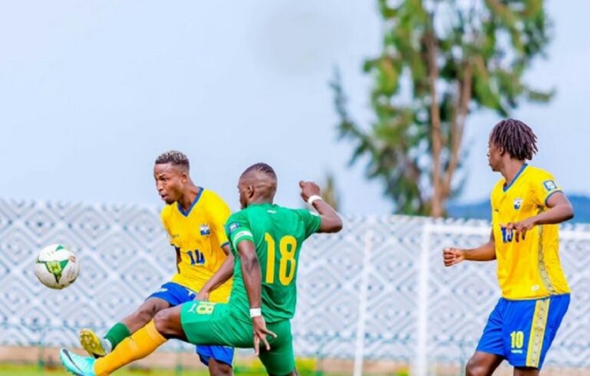 Match de football entre le Rwanda et le Zimbabwe, avec la Guinée Équatoriale en arrière-plan.