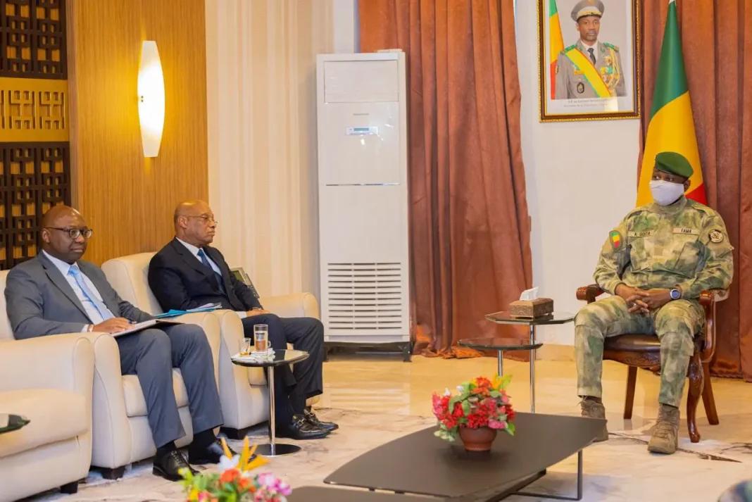 Jean-Claude Kassi Brou, le gouverneur de la BCEAO lors d’une audience que lui a accordée le colonel Assimi GoÃ¯ta