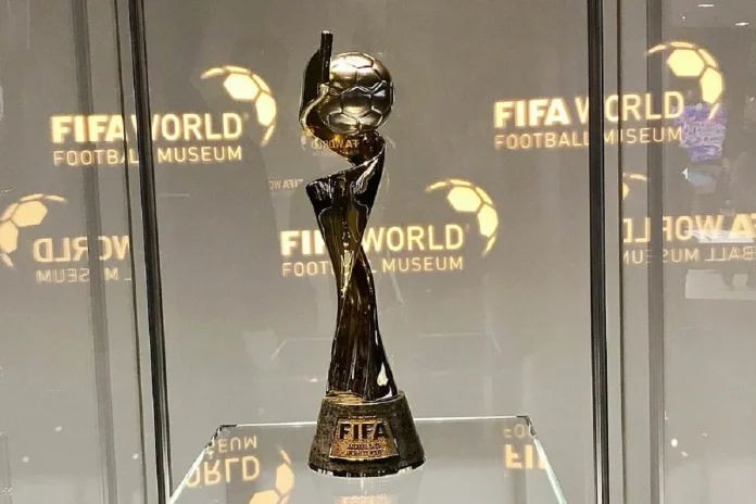 Le trophée de la Coupe du monde féminine