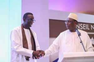 Poignée de main entre le Premier ministre Amadou Ba et le président Macky Sall