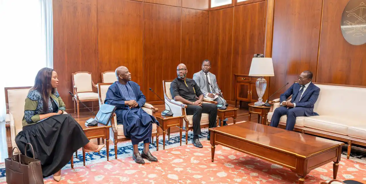 La délégation du Groupe MTN , La directrice générale de MTN BENIN entourant le Président de la République du Bénin, Patrice Athanase TALON