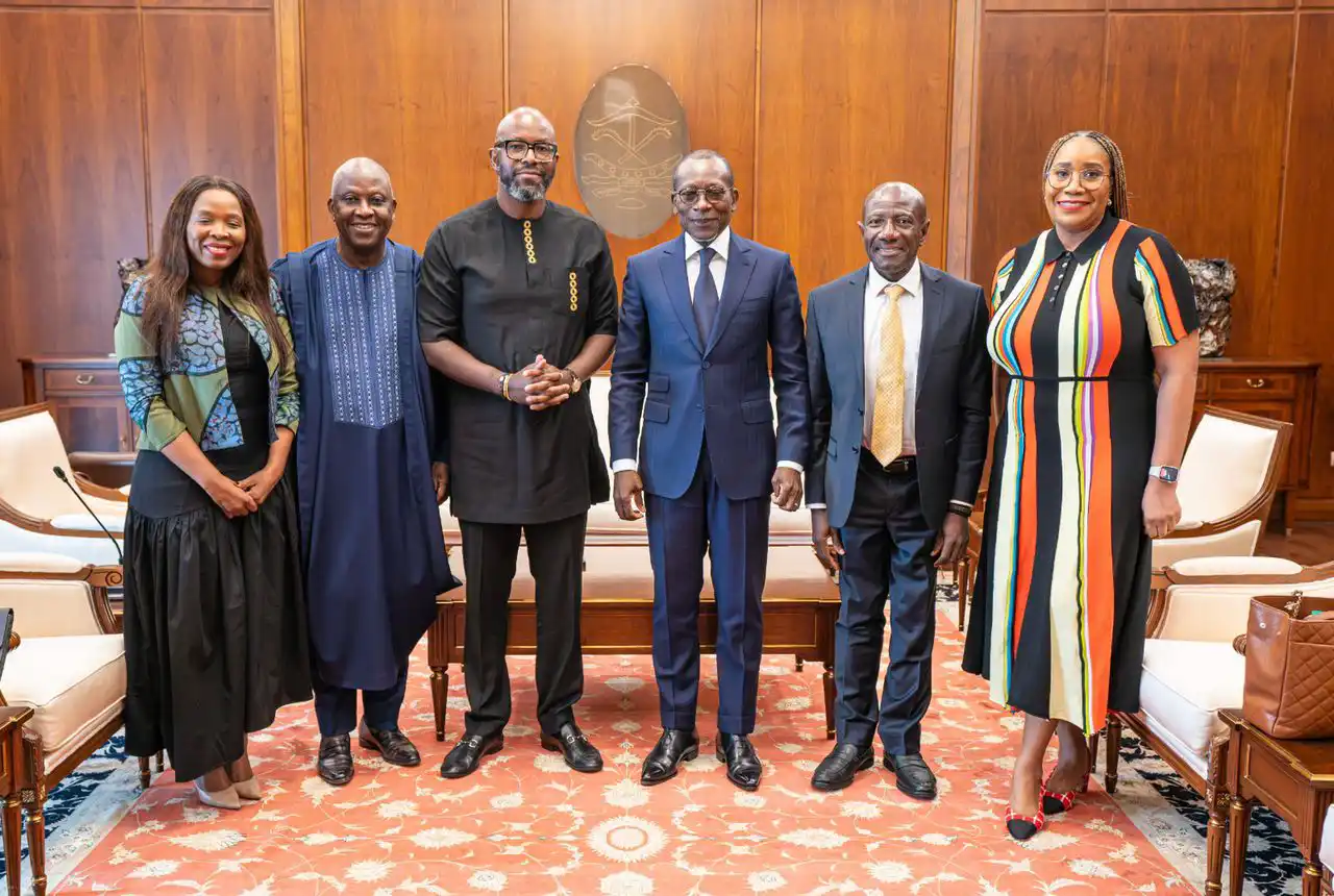 La délégation du Groupe MTN , La directrice générale de MTN BENIN entourant le Président de la République du Bénin, Patrice Athanase TALON.