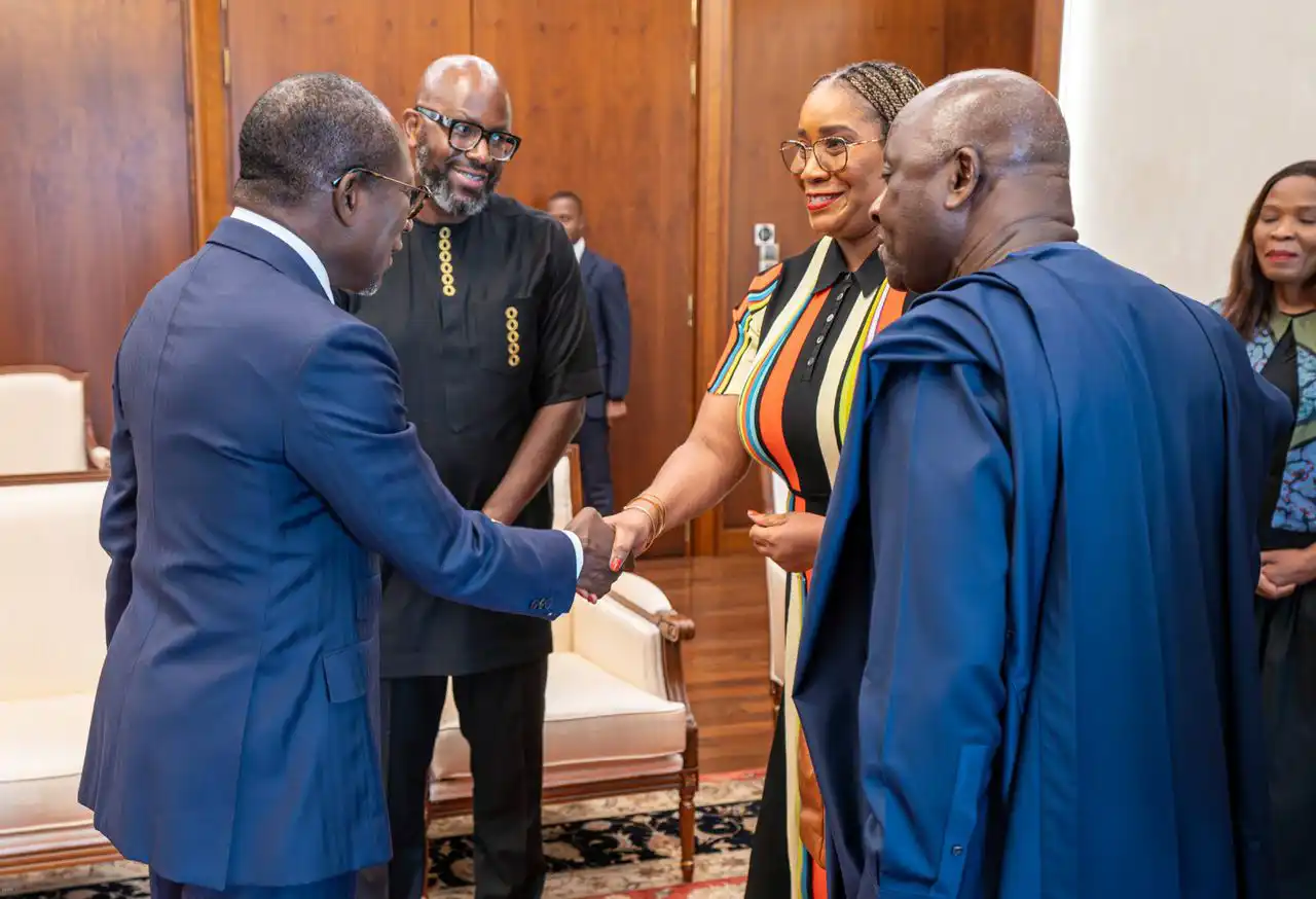 La délégation du Groupe MTN , La directrice générale de MTN BENIN entourant le Président de la République du Bénin, Patrice Athanase TALON