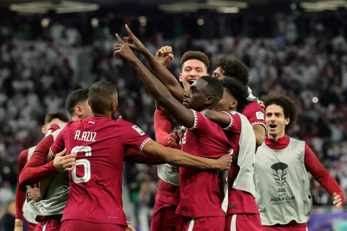 Des joueurs de l'équipe nationale du Qatar célèbrent leur but