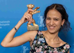 Lauréate de l'Ours d'Or 2024 du meilleur film, la réalisatrice Mati Diop avec la statue pour « Dahomey »
