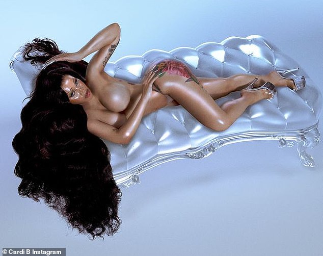 Dans ce document, la gagnante d'un Grammy, âgée de 31 ans, montrait sa silhouette étrangement courbée de 1,70 m, allongée, ne portant rien d'autres que des talons compensés et une énorme perruque tombant en cascade sur la chaise longue.