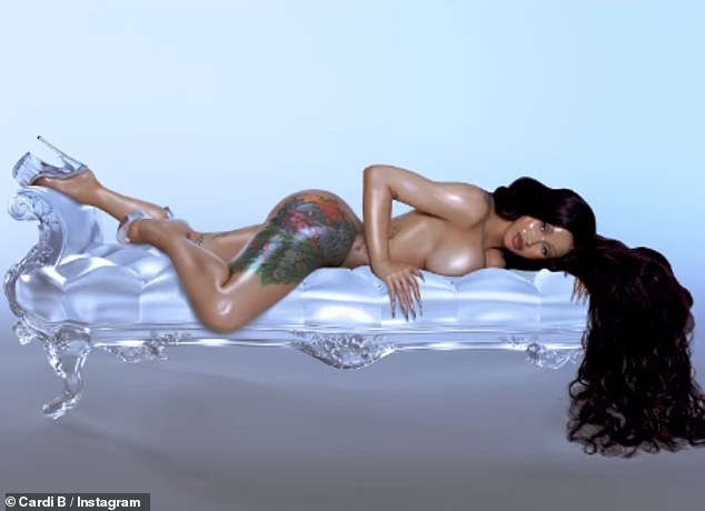 Le lendemain de sa censure par Instagram, Cardi B a instastorié avec défi deux reprises alternatives entièrement nues pour son prochain single Enough (Miami), qui sort ce vendredi.