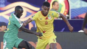 Le Béninois Steve Mounié (Ã  droite) aux prises avec le Sénégalais Youssouf Sabaly, le 10 juillet 2019 au Caire, lors de la CAN 2019. AP - Hassan Ammar