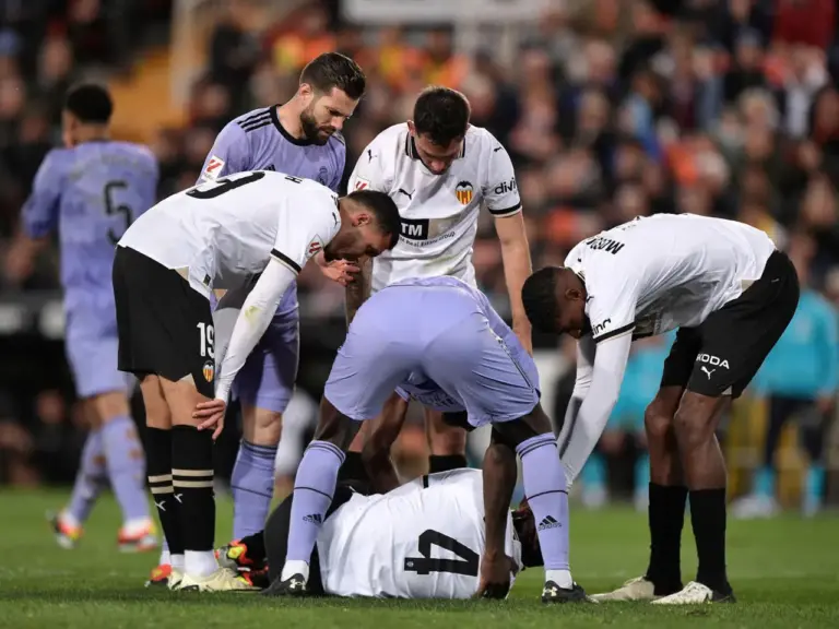 Valence: La grave blessure de Diakhaby met son avenir footballistique en péril Valence: La grave blessure de Diakhaby met son avenir footballistique en péril
