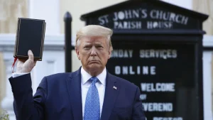Donald Trump se lance dans la vente de Bibles
