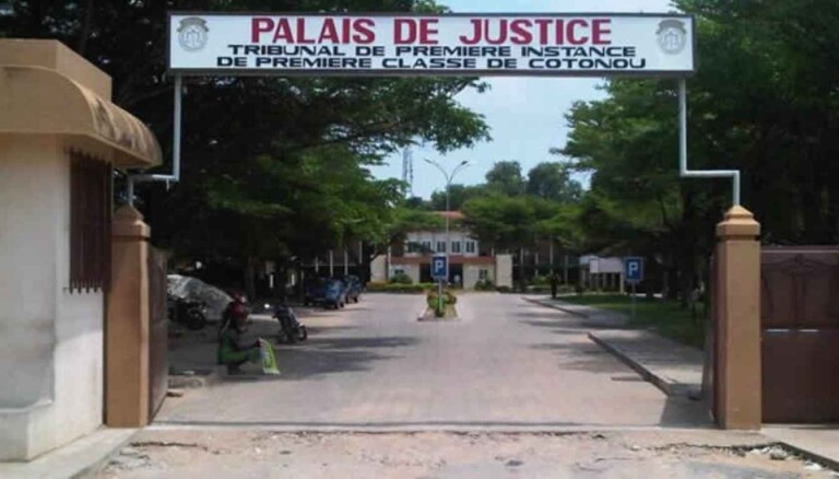 Bénin: 36 mois de prison pour un couple français dans une affaire de trafic d’enfant Bénin: 36 mois de prison pour un couple français dans une affaire de trafic d’enfant