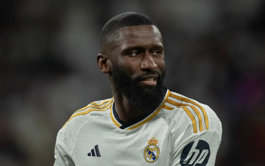 Antonio Rudiger en action avec le maillot du Real Madrid.
