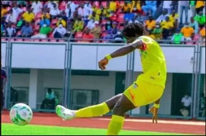 Junior Olaitan avec l'équipe nationale du Bénin lors d'un match officiel