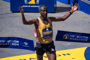Sisay Lemma a remporté le 128e marathon de Boston, devant son compatriote Mohamed Esa