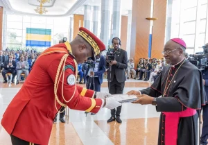 Le Président de la Transition, Général Brice Clotaire Oligui Nguema, recevant le rapport du dialogue national inclusif des mains de l'archevêque de Libreville Monseigneur Jean Patrick Iba Ba président du dialogue. © mediapostegabon