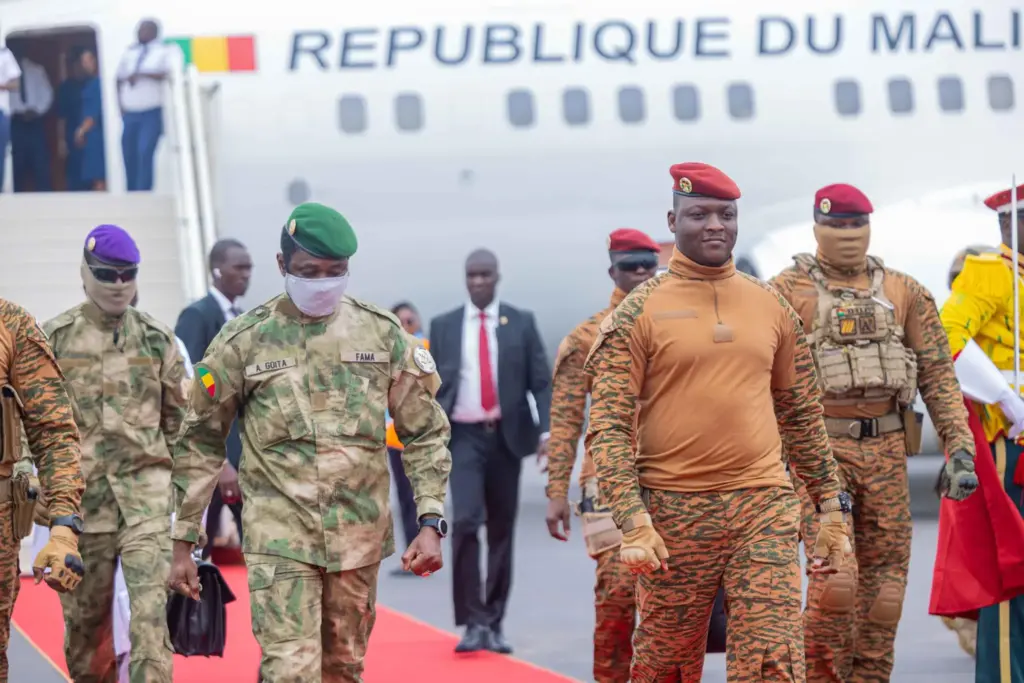 Assimi Goita acceuilli par Ibrahim Traoré au Burkina Faso @ Gouv Mali