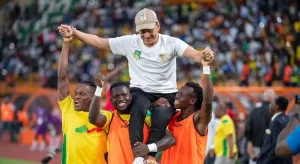 Gernot Rohr et les joueurs béninois