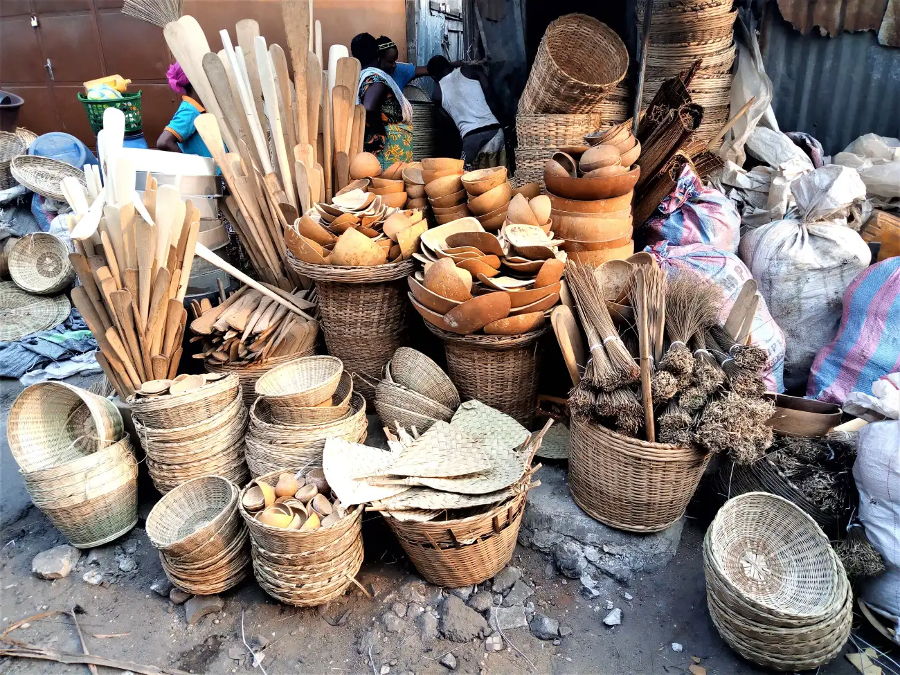 Ustensiles en bois (Paniers éventails Palettes) traditionnels exposés au marché Dantokpa au Bénin