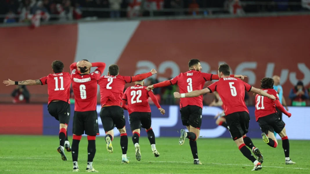 Les joueurs géorgiens célèbrent leur victoire lors de la finale des barrages de qualification pour l'Euro 2024 entre la Géorgie et la Grèce, Ã  Tbilissi, le 26 mars 2024. © AFP - Giorgi Arjevanidze