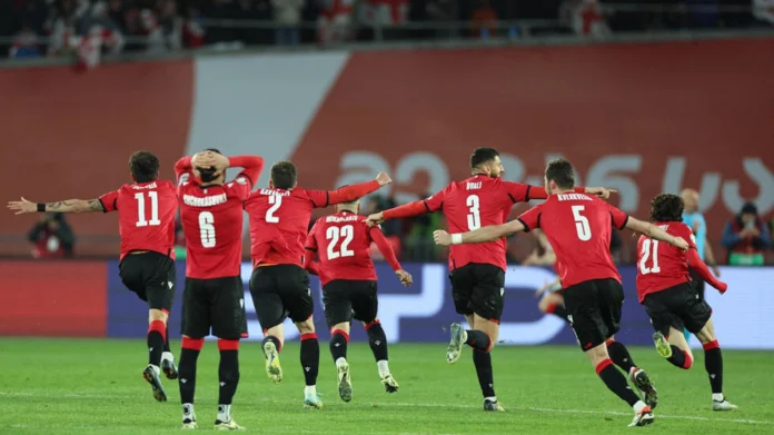 Les joueurs géorgiens célèbrent leur victoire lors de la finale des barrages de qualification pour l'Euro 2024 entre la Géorgie et la Grèce, Ã  Tbilissi, le 26 mars 2024. © AFP - Giorgi Arjevanidze