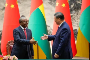 Le président chinois Xi Jinping, Ã  droite, serre la main du président de la Guinée-Bissau Umaro Sissoco Embalo après une cérémonie de signature au Grand Hall du Peuple Ã  Beijing, en Chine, le mercredi 10 juillet 2024. Vincent Thian - staff, ASSOCIATED PRESS