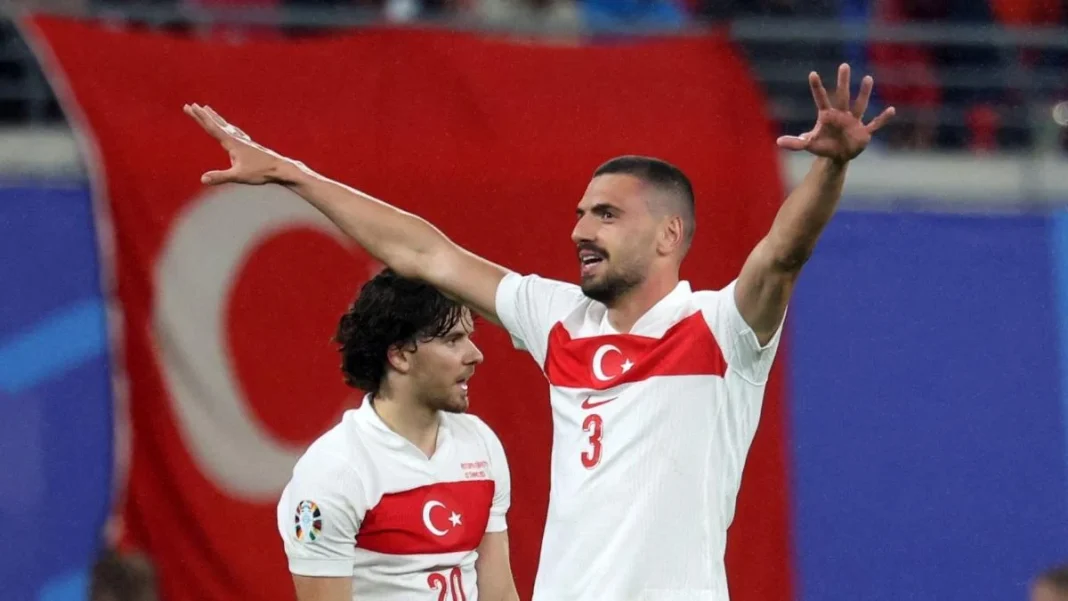 Des joueurs turcs célèbrent leur but