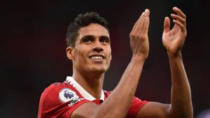 Annoncé en Italie depuis plusieurs jours, RaphaÃ«l Varane s’est officiellement engagé pour deux saisons avec Côme dans le championnat italien, alors qu’il était libre de tout contrat depuis son départ de Manchester United. | PHOTO : OLI SCARFF / AFP