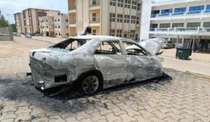 La voiture d'un pasteur brulé Ã  l'UAC