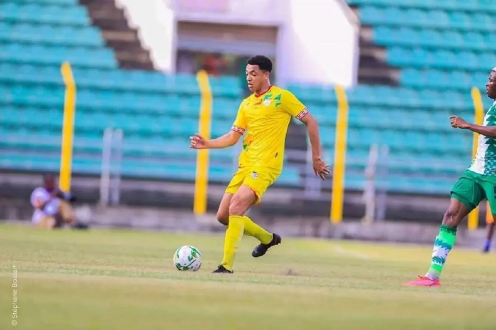 Yohan Roche, défenseur central béninois, lors d'un match de football.