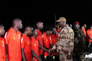 Le président guinéen Mamadi Doumbouya félicite les joueurs du Syli national