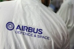 Airbus a l'intention de supprimer jusqu'Ã  2.500 postes dans sa branche _Defense and Space_, en difficulté ( AFP _ Charly TRIBALLEAU )