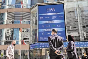 Des gens se promènent récemment sur la place de la Bourse de Hong Kong @AFP