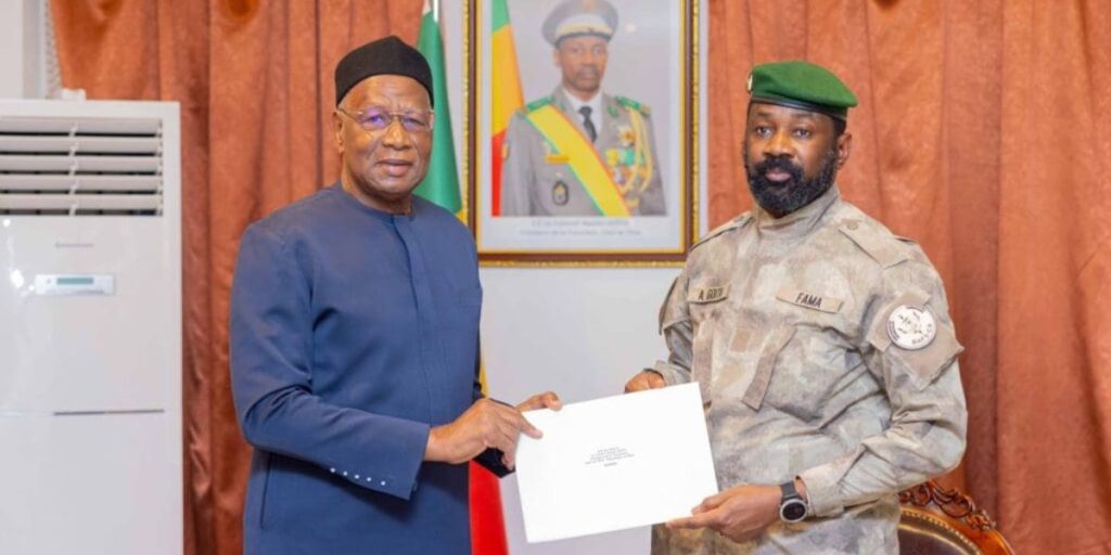 Pr Abdoulaye Bathily, envoyé spécial du président sénégalais, reçu par Assimi Goita à Bamako le 17 octobre 2024