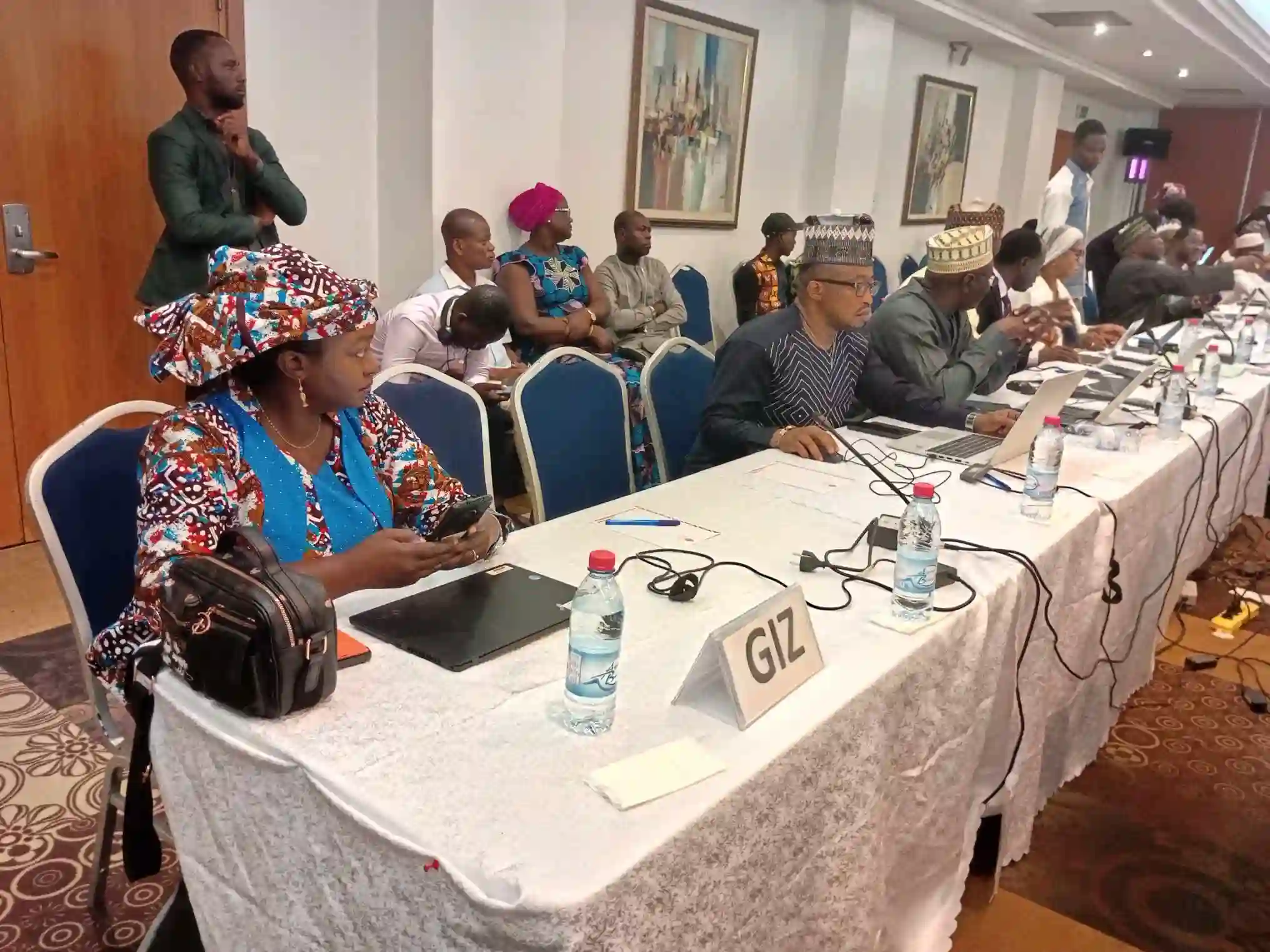 Photo des délégués des neuf pays membres (Bénin, Burkina Faso, Côte d'Ivoire, Tchad, Mali, Cameroun, Nigeria, Niger et Guinée) de l'Autorité du Bassin du Niger