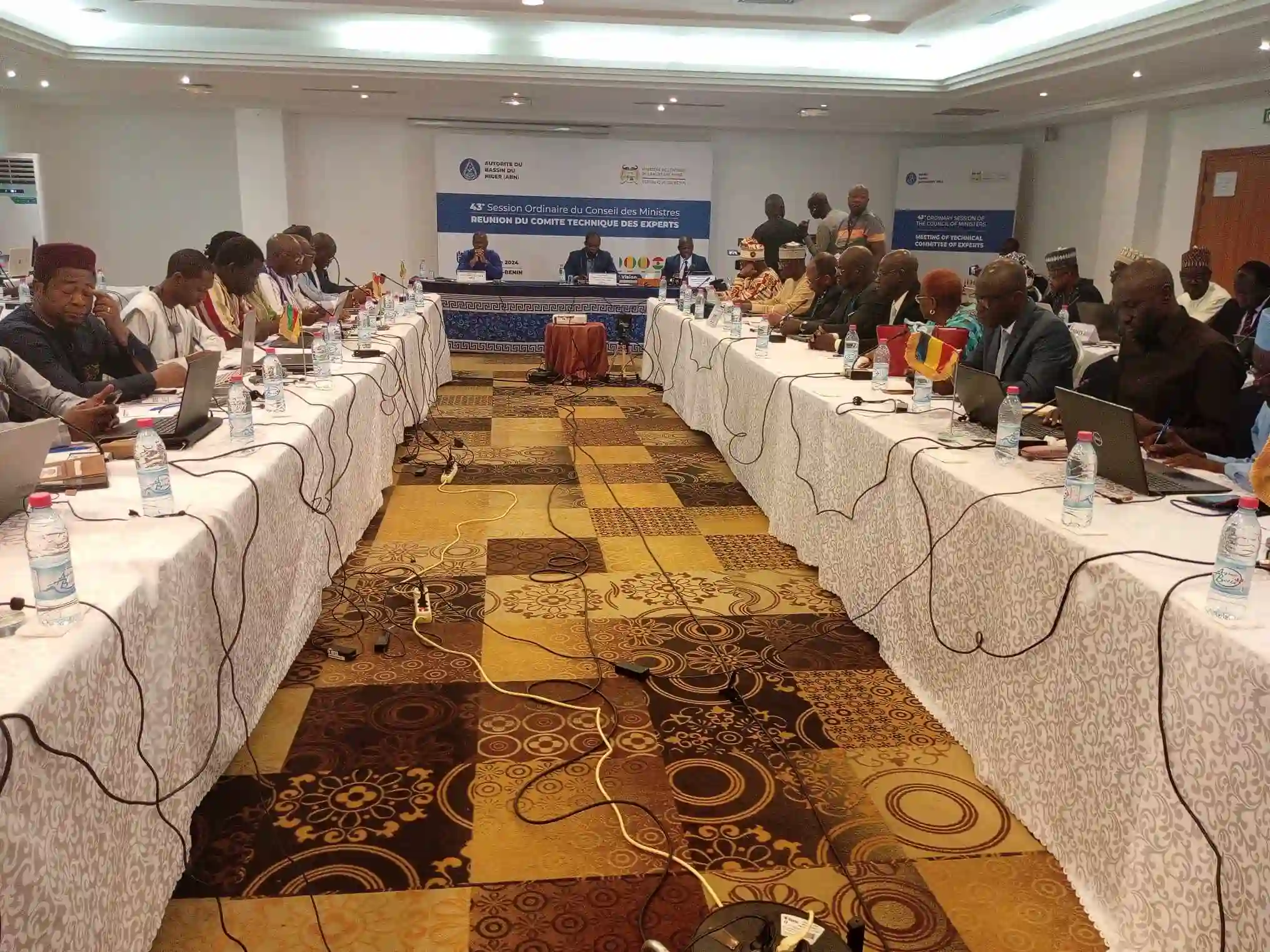 Photo des délégués des neuf pays membres (Bénin, Burkina Faso, Côte d'Ivoire, Tchad, Mali, Cameroun, Nigeria, Niger et Guinée) de l'Autorité du Bassin du Niger
