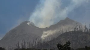 Le volcan Lewotobi Laki-Laki après son éruption, sur l'Ã®le de Florès (Indonésie), le 4 novembre 2024. (ARNOLD WELIANTO _ AFP)