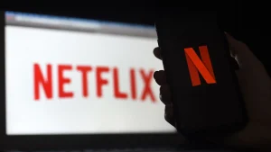 Un ordinateur et un smartphone connectés sur la plateforme Netflix, en mars 2020. (OLIVIER DOULIERY _ AFP)