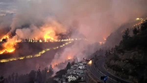 Une colline brûle près de Quito, le 24 septembre 2024, en Équateur. @ Galo Paguay, AFP